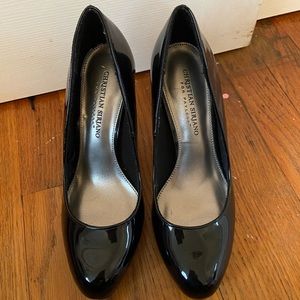 Close toe black pumps